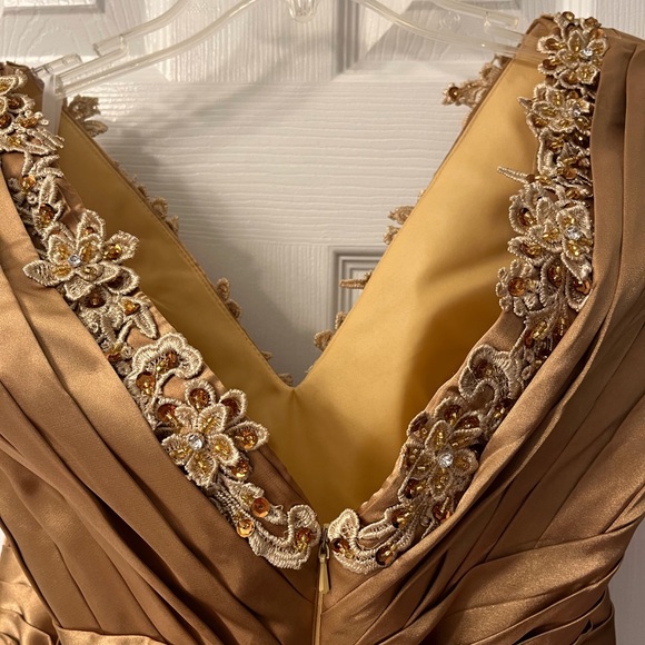 GOLD MOB/MOG EVENING DRESS SZ 14 - Picture 4 of 6